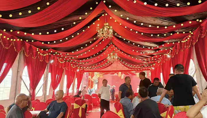 Дарсны хүлээн авалтад зориулсан түлхэж, татах майхан нь гадаа хооллох туршлагад хувьсгал хийдэг